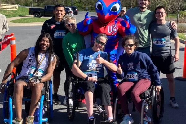 Group gathered for the inaugural Buzzy's Race for Research organized by 澳门线上赌博平台大学 physical therapy students in April 2024. Group includes wheelchair users who "rolled" at the event, 是什么让基金会获得物理治疗研究奖